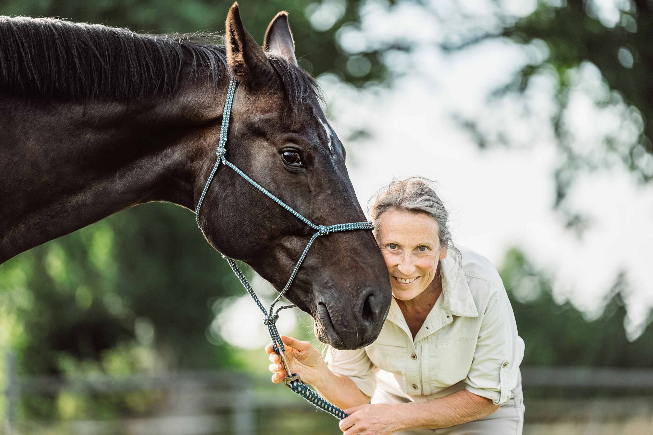 Anne Pobell mit Freddy, in einer vertrauensvollen, Pferde gerechten Kommunikation mit gemeinsamen Blick. Ganzheitliches Pferdetraining, Turnierstress
